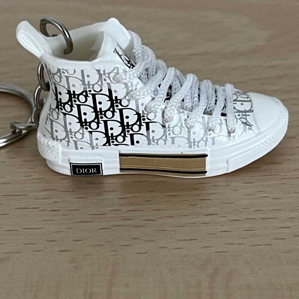 3D Mini White and Black Fashion Sneaker Keychain BNIB - Picture 11 of 14